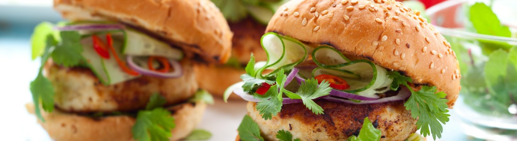 Hamburger mit Putenbrust und Gemüse