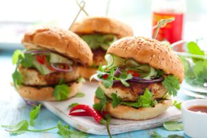 Hamburger mit Putenbrust und Gemüse