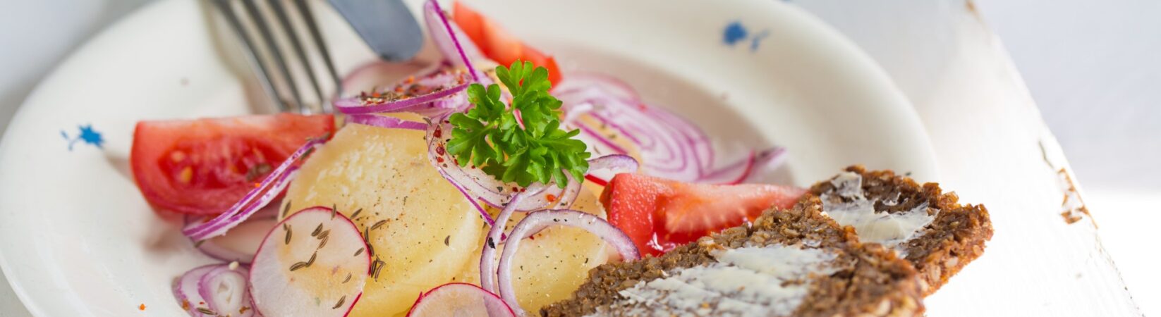 Schwarzbrot mit Harzer Käse, Zwiebel und Tomaten