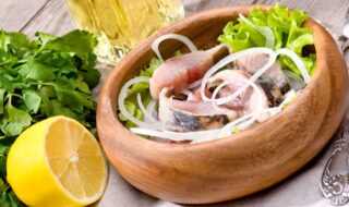 Matjessalat mit Apfel und Gewürzgurken Matjessalat mit Apfel und Gewürzgurken