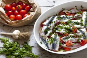 Heringssalat mit Tomaten und Zwiebeln