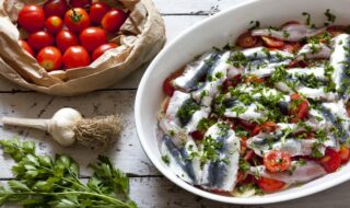 Heringssalat mit Tomaten und Zwiebeln Heringssalat mit Tomaten und Zwiebeln