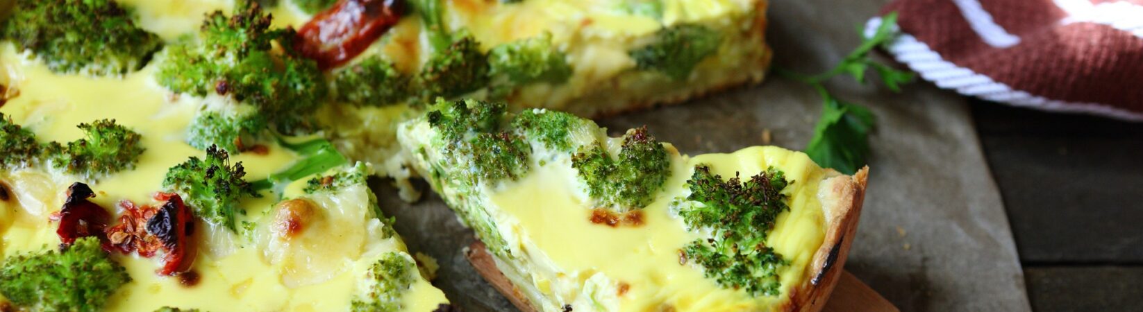 Herzhafte Quiche mit Brokkoli und getrockneten Tomaten