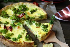 Herzhafte Quiche mit Brokkoli und getrockneten Tomaten