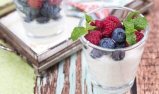 Himbeerjoghurt mit Blaubeeren