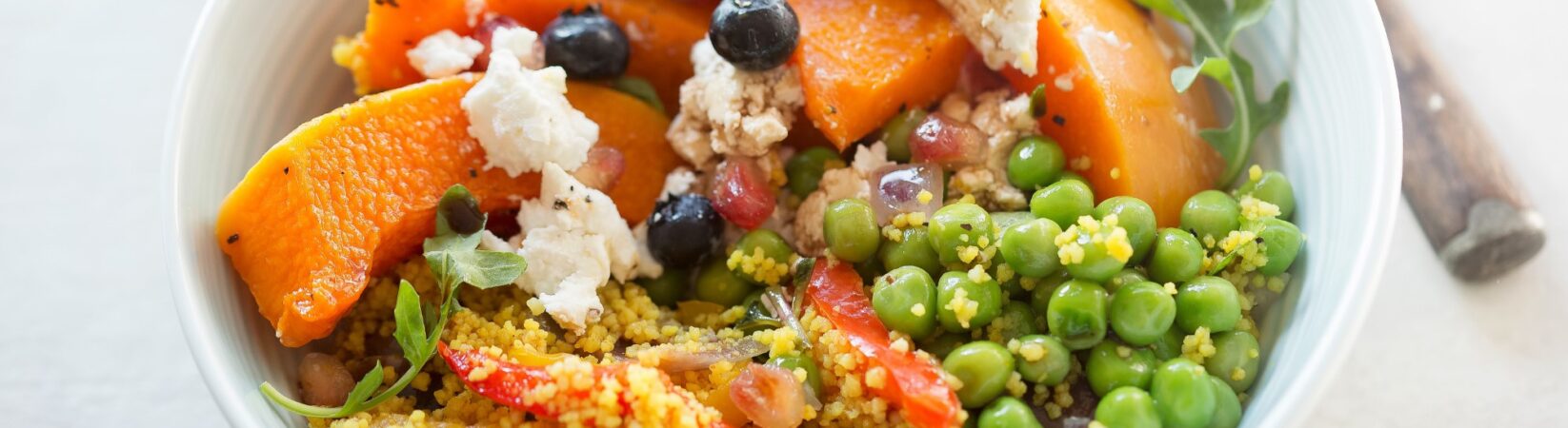 Hirsebowl mit Kürbis, Erbsen, Feta und Blaubeeren