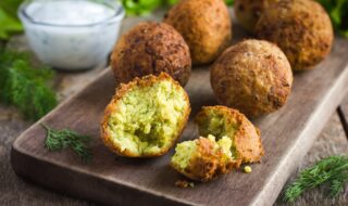 Falafel-Bällchen mit Senfdip