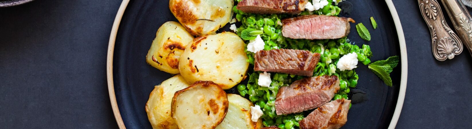 Rinderhüftsteak mit Bratkartoffeln, Erbsen und Feta