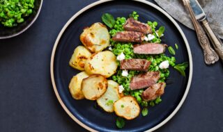 Rinderhüftsteak mit Bratkartoffeln, Erbsen und Feta Rinderhüftsteak mit Bratkartoffeln, Erbsen und Feta