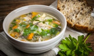 Hühnersuppe mit Lauch und Möhren Hühnersuppe mit Lauch und Möhren