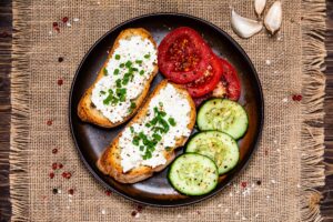 Vollkornbrot mit veganem Hüttenkäse