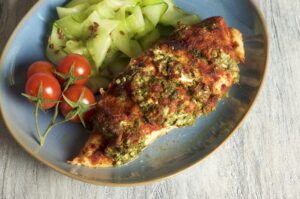 Huhn mit Feta-Rucola-Kruste und Salat