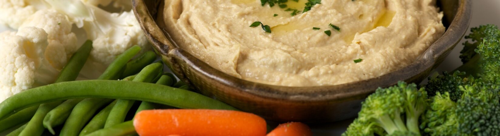 Hummus mit Brokkoli, Möhren, Bohnen und Blumenkohl