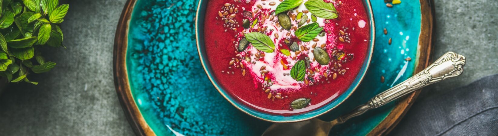 Rote Bete Suppe mit Pinienkernen und Minzblättern