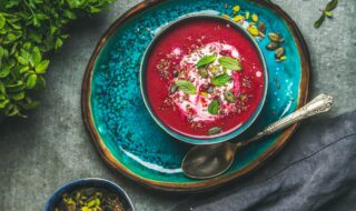 Rote Bete Suppe mit Pinienkernen und Minzblättern Rote Bete Suppe mit Pinienkernen und Minzblättern