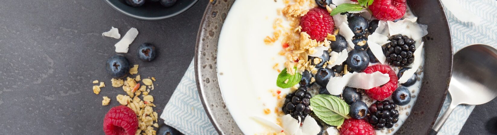 Joghurt Bowl mit Beeren, Minze und Kokos