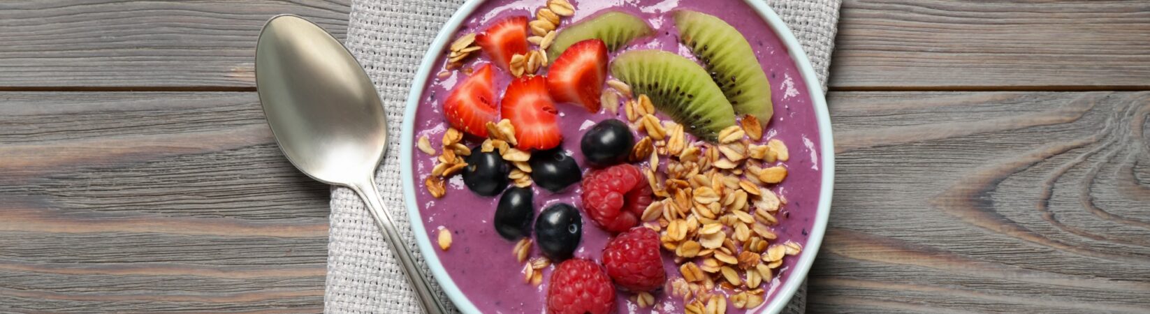 Joghurt-Bowl mit Blaubeeren, Kiwi und Haferflocken