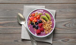 Joghurt-Bowl mit Blaubeeren, Kiwi und Haferflocken