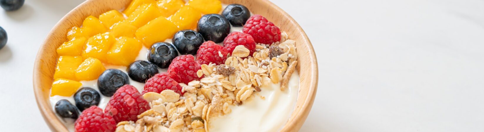 Joghurt Bowl mit Erdbeeren, Blaubeeren, Mango und Granola