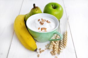 Joghurt mit Apfel, Birne und Banane