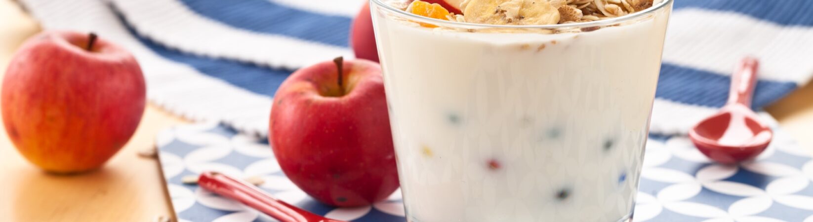 Joghurt mit Apfel, Haferflocken, Quark und Rosinen