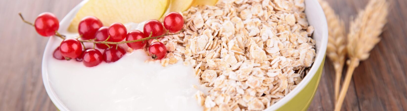 Joghurt mit Apfel, Johannisbeeren und Buchweizenflocken