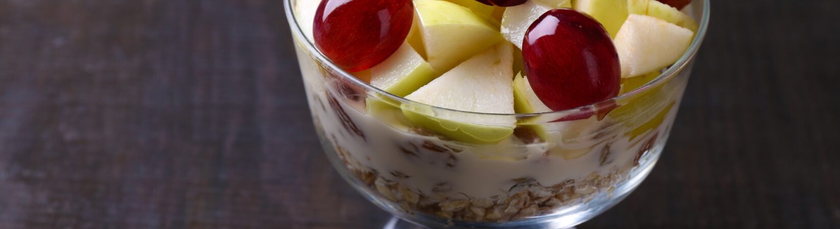 Joghurt mit Apfel, Trauben und Buchweizenflocken