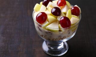 Joghurt mit Apfel, Trauben und Buchweizenflocken