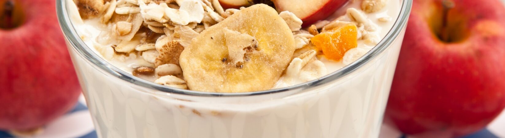 Joghurt mit Banane, Apfel und Hirseflocken