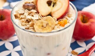 Joghurt mit Banane, Apfel und Hirseflocken