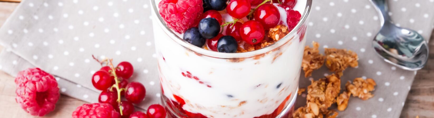 Joghurt mit Banane, Beeren und Müsli