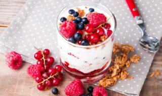 Joghurt mit Banane, Beeren und Müsli