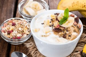 Joghurt mit Banane und Müsli