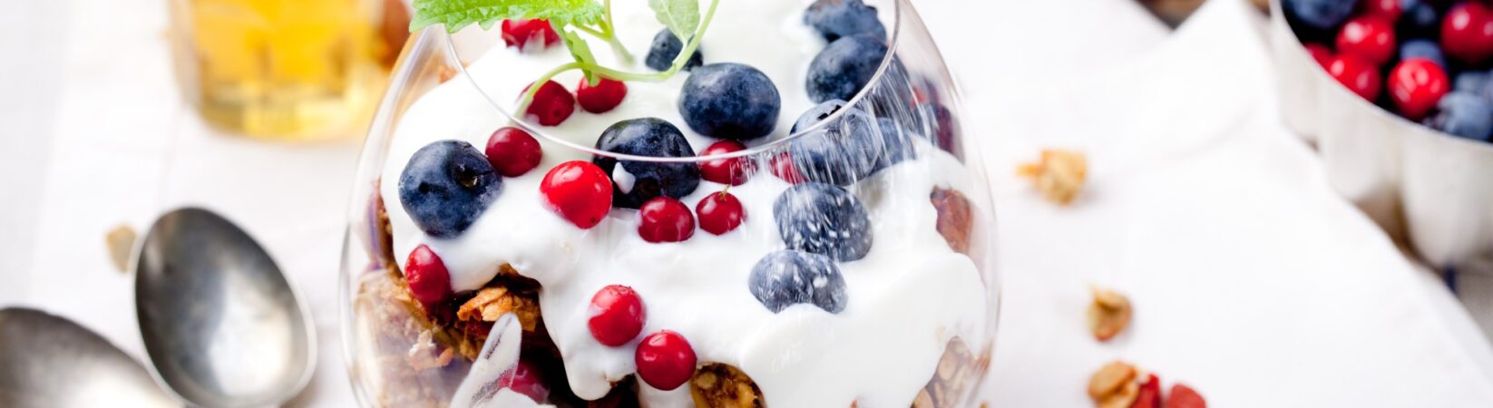 Joghurt mit Beeren und Müsli