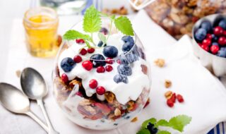 Joghurt mit Beeren und Müsli