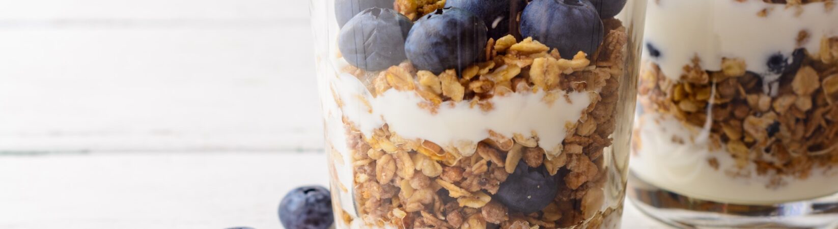 Joghurt mit Blaubeeren, Haferflocken und Rosinen