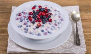 Joghurt mit Blaubeeren, Preiselbeeren und Buchweizenflocken