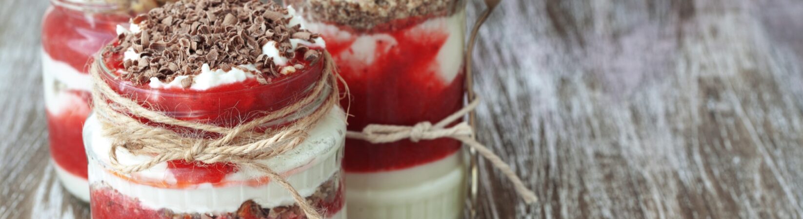 Joghurtcreme mit Erdbeeren, Haselnüssen und Raspelschokolade