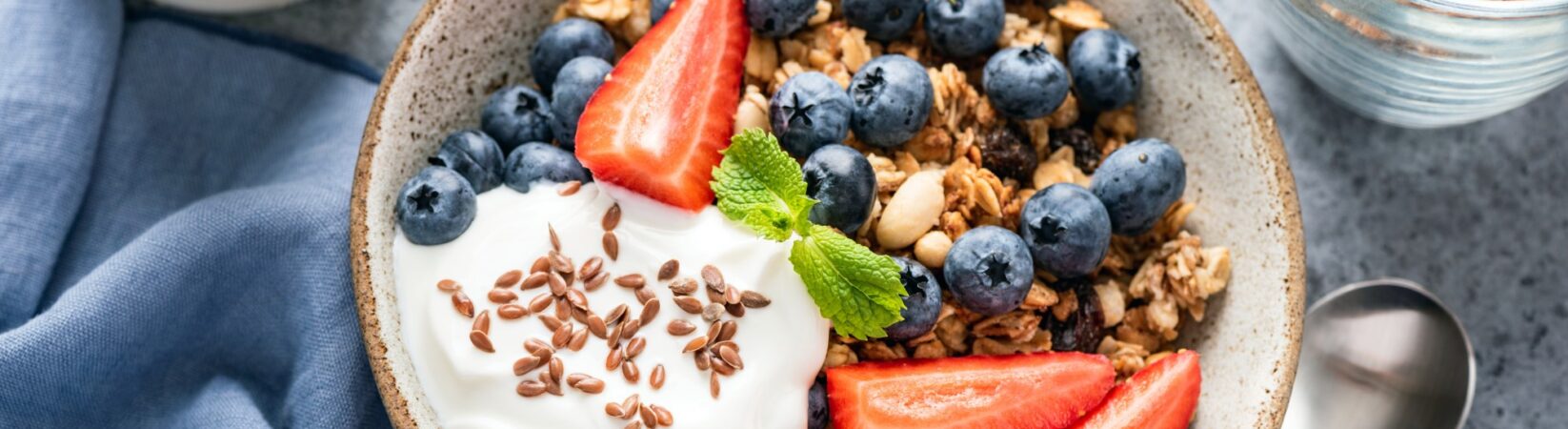 Joghurt mit Erdbeeren, Blaubeeren und Kokosmilch