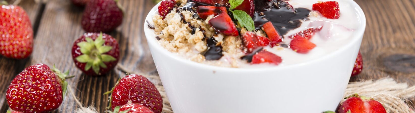 Joghurt mit Erdbeeren, Buchweizenflocken und Leinsamen