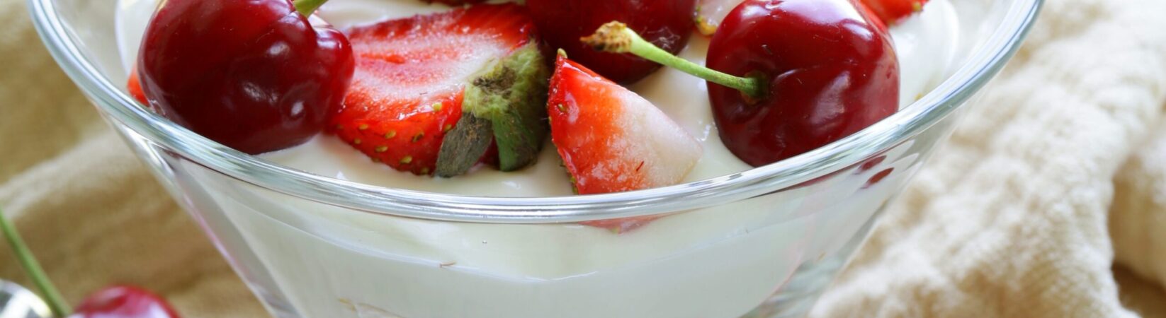 Kirschjoghurt mit Erdbeeren