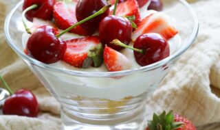 Kirschcreme mit Erdbeeren