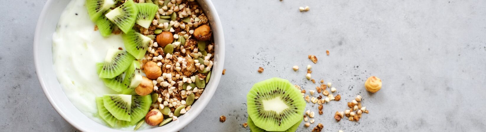 Mandeljoghurt mit Kiwi, Buchweizenflocken und Haselnüssen