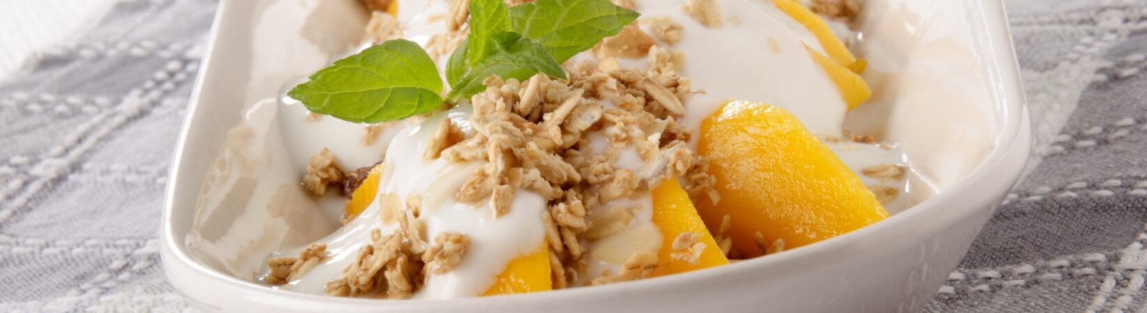 Joghurt mit Mango und Haferflocken