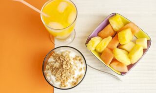 Joghurt mit Melone, Ananas und Buchweizenflocken