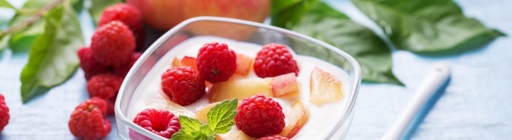 Pfirsich-Joghurt mit Himbeeren