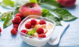 Pfirsich-Joghurt mit Himbeeren