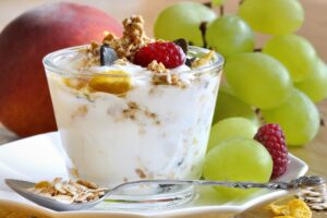 Joghurt mit Trauben, Himbeeren und Müsli