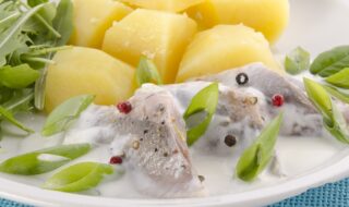 Sahnehering mit Salzkartoffeln und Rucola Sahnehering mit Salzkartoffeln und Rucola