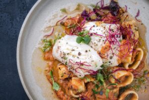 Mediterraner Kabeljau in Möhren-Tomatensauce mit Tintenfischringen